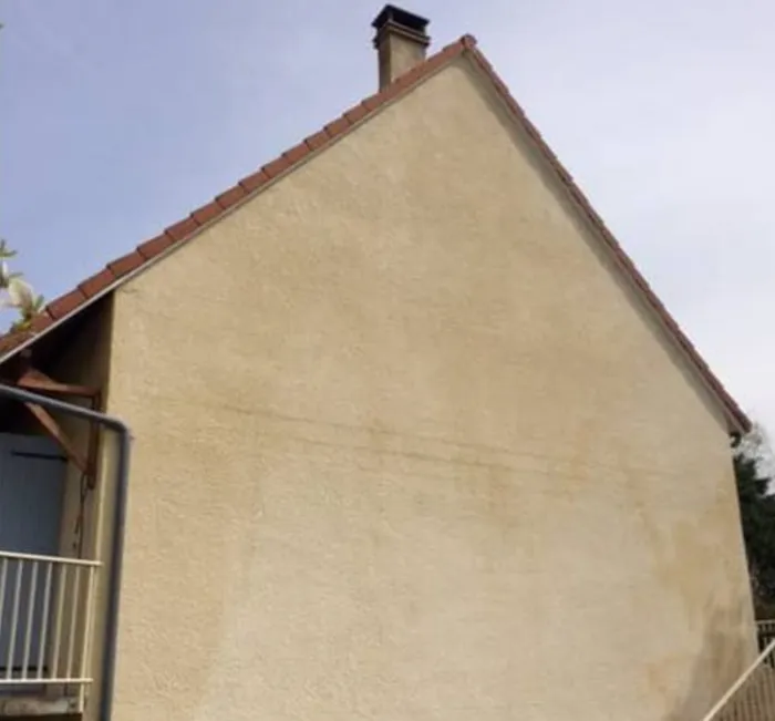 Façade de maison propre après nettoyage haute pression