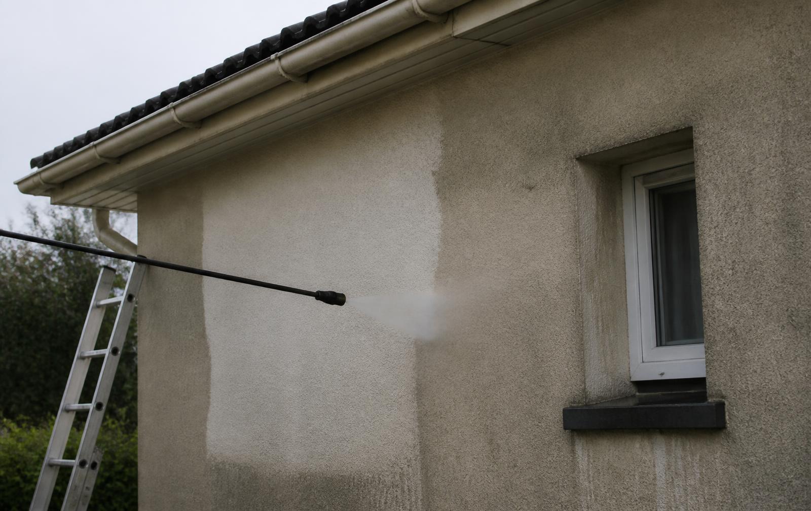 Nettoyage d'une façade de maison avec un équipement professionnel
